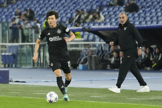 Celtic's Yang Hyun-jun controls the ball during a Champions League match against Lazio at Rome's Olympic stadium in Italy on Nov. 28, 2023. [AP/YONHAP]