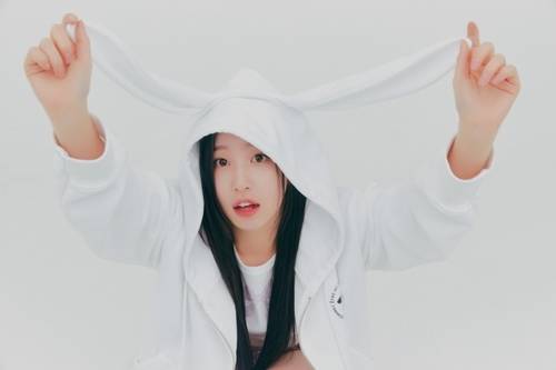 우아 멤버 소라의 사소한 모든 것을 살펴본다. 사진 = SSQ엔터테인먼트