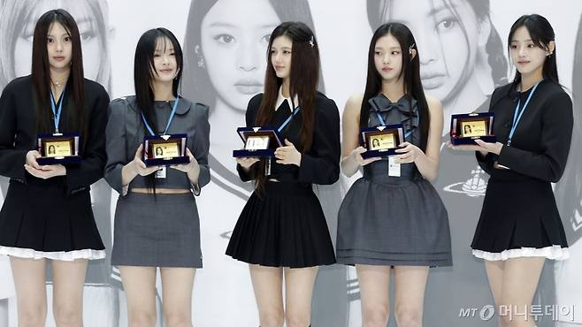 인천공항세관 홍보대사에 위촉된 그룹 '뉴진스'가 지난달 22일 인천국제공항 제1여객터미널 밀레니엄홀에서 열린 홍보대사 위촉식 행사장에서 포즈를 취하고 있다. /2024.03.22. /사진=뉴시스