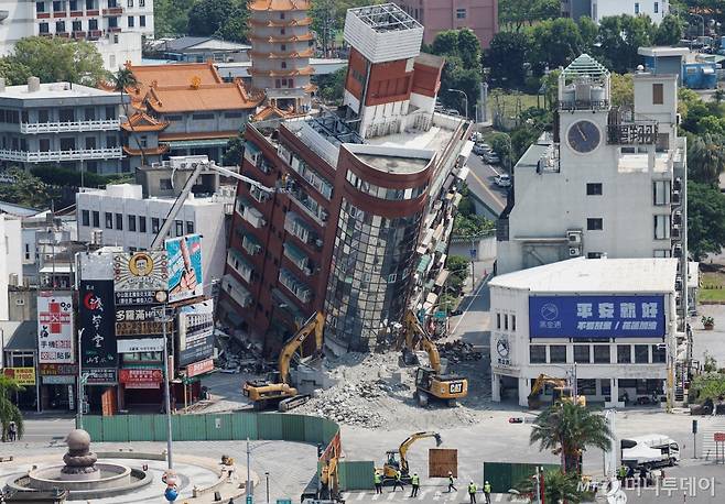 4일(현지시간) 25년만에 최대 규모 7.4 강진이 강타한 대만의 화롄의 크게 기울어진 건물을 근로자들이 보강 작업을 하고 있다. / 로이터=뉴스1