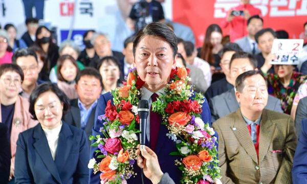 제22대 국회의원선거 분당갑에 출마한 국민의힘 안철수 후보가 11일 경기 성남시 분당구 선거사무소에서 당선 소감을 말하고 있다. 연합뉴스