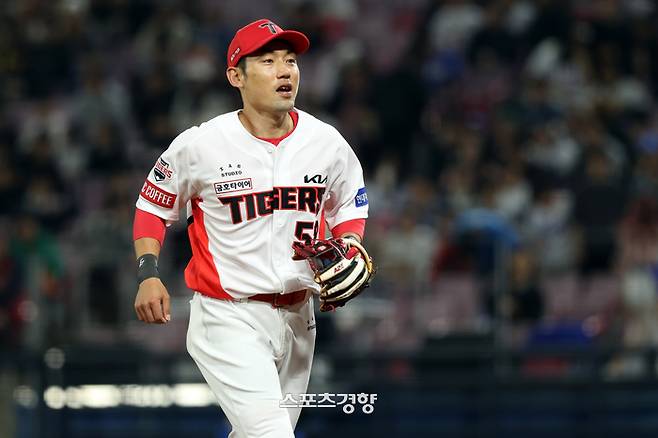 KIA 서건창이 지난 5일 광주 삼성전에서 수비를 마치고 밝은 표정으로 더그아웃으로 향하고 있다. KIA 타이거즈 제공
