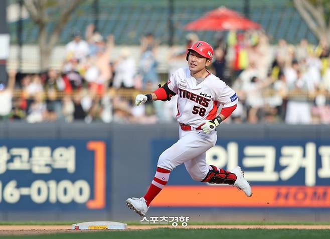 KIA 서건창이 지난 10일 광주 LG전에서 8회말 동점 2루타를 친 뒤 주루하고 있다. KIA 타이거즈 제공