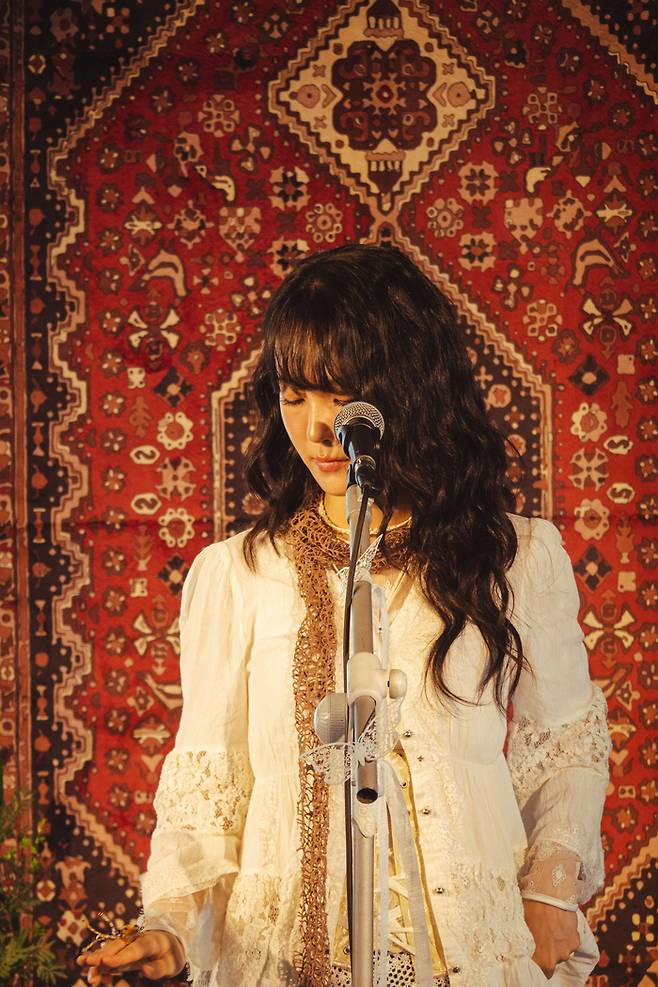 첫 미니 앨범 ‘공중무용’ 발매한 송소희. 사진ㅣ매직스트로베리사운드