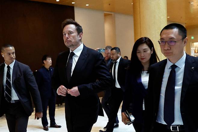 일론 머스크 테슬라 최고경영자(CEO)가 2023년 5월 31일 중국 베이징의 한 호텔을 나서고 있다./로이터 뉴스1
