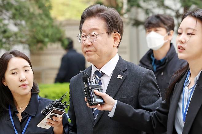 이재명 더불어민주당 대표가 12일 오전 서울 서초구 서울중앙지방법원에서 열린 공직선거법 위반 관련 공판에 출석하고 있다. 2024.4.12. 뉴스1