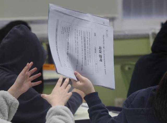 2024학년도 전국연합학력평가가 치러진 지난달 28일 대구 수성구 대구여고 3학년 교실에서 수험생들이 시험지를 뒤로 넘기고 있다. 대구=연합뉴스