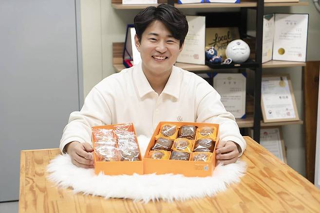 김용준 투마루 대표가 주력 제품인 호두먹빵을 소개하고 있다 / 출처=IT동아