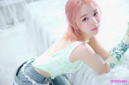 우아 멤버 루시의 사소한 모든 것을 살펴본다. 사진 = SSQ엔터테인먼트