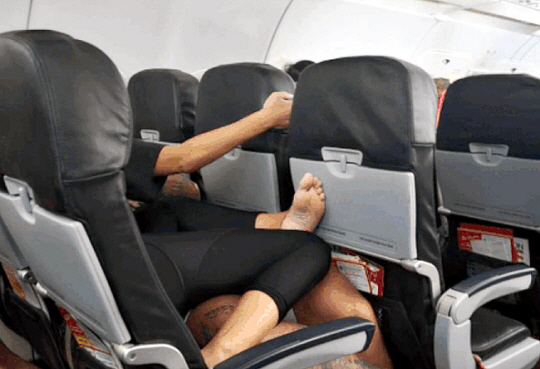 좁은 비행기 좌석 내에서 껴안고 있는 ‘민폐’ 커플 사진. 뉴시스
