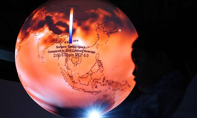 전국 대부분 지역에 폭염 특보가 발효된 지난 2023년 7월 30일 국립대구과학관 실내 전시장을 찾은 시민들이 기후위기가 찾아온 지구를 나타내는 SOS시스템을 살펴보고 있다. 연합뉴스