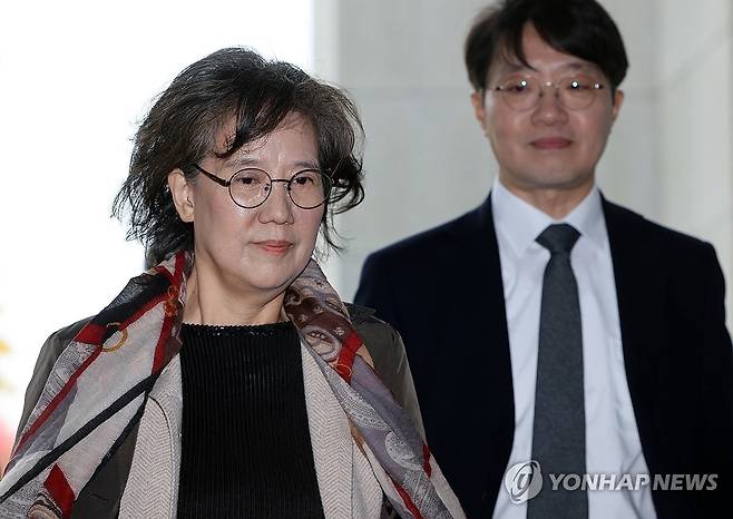 작년 10월 대법원 법정 향하는 박유하 교수 (서울=연합뉴스) 박동주 기자 = 저서 '제국의 위안부'에서 일본군 위안부 피해자를 '매춘' 등으로 표현한 박유하 세종대 명예교수를 명예훼손으로 처벌할 수 없다는 대법원 판단이 나왔다.
대법원 3부는 26일 형법상 명예훼손 혐의로 기소된 박 교수에게 벌금 1천만원을 선고한 원심판결을 깨고 사건을 서울고법에 돌려보냈다.
이날 오전 박 교수가 서울 대법원 법정으로 향하고 있다. 2023.10.26 pdj6635@yna.co.kr