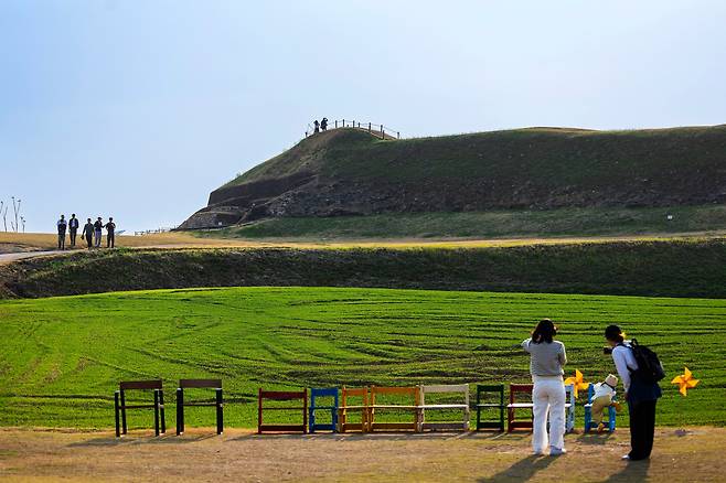 연천 호로고루는 청보리 철엔 '미니 가파도'란 별칭으로 불린다. 5월쯤이면 규모는 아담하지만, 초록빛 융단을 깐 것만 같은 청보리밭도 만날 수 있다. 지난 7일 호로고루를 찾은 탐방객들이 포토존에서 기념사진을 찍고 있다. / 양수열 영상미디어 기자