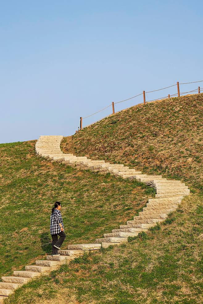 'S' 자 곡선의 호로고루 계단. 삼국시대 격전지였던 호로고루는 시간이 흘러 연천의 힐링 명소로 자리하고 있다. 계단 몇 개만 오르면 임진강 물줄기 등 일대가 눈에 훤히 들어온다. / 양수열 영상미디어 기자
