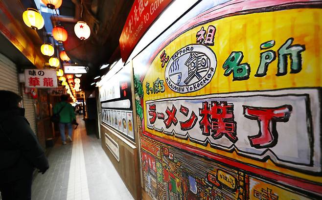 일본 홋카이도 삿포로의 중심 스스키노 지역에 있는 라멘 골목 ‘라멘요코초’. 17개의 라멘집이 모여 있는 이곳은 일본 라멘 골목의 원조 격이다. 대부분 밤 10시가 넘어 문을 연다. 박미향 기자