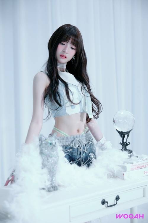 우아 멤버 민서의 사소한 모든 것을 살펴본다. 사진 = SSQ엔터테인먼트