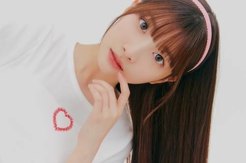 우아 멤버 민서의 사소한 모든 것을 살펴본다. 사진 = SSQ엔터테인먼트