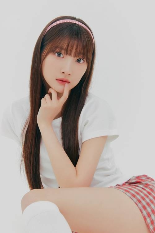 우아 멤버 민서의 사소한 모든 것을 살펴본다. 사진 = SSQ엔터테인먼트