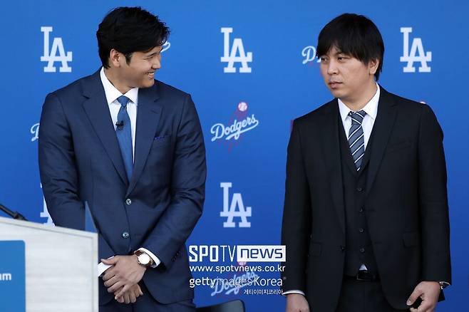 ▲ LA 다저스의 슈퍼스타 오타니 쇼헤이(왼쪽)와 그의 통역으로 활동했던 미즈하라 잇페이가 대화를 나누는 모습이다. 오타니는 다저스와 10년 7억 달러에 계약하고 입단식에 나섰다.