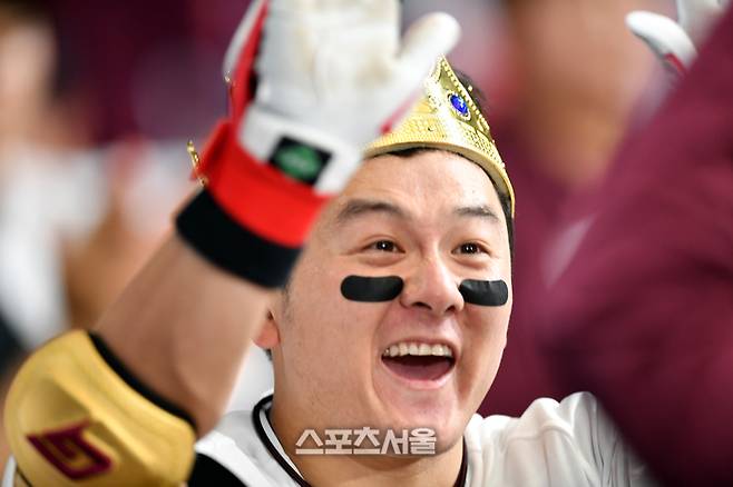 키움 4번타자 최주환이 14일 고척스카이동에서 열린 2024프로야구 키움히어로즈와 롯데자이언츠의 경기 3회말 선두타자로 나와 솔로홈런을 터트린 후 홈인하고 있다. 고척 | 강영조기자 kanjo@sportsseoul.com