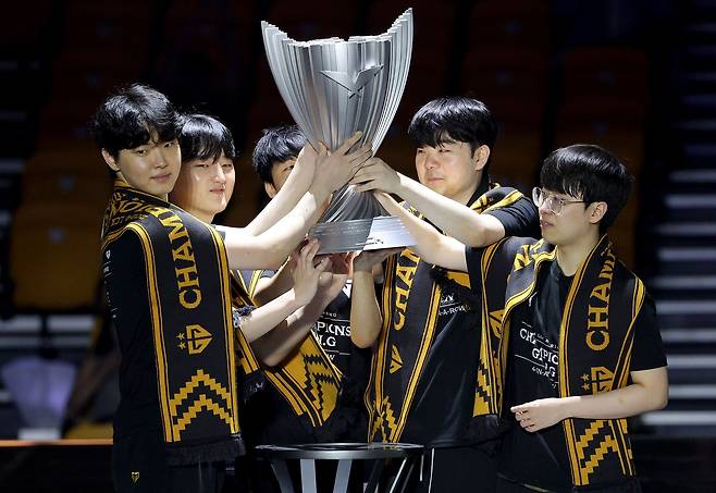 14일 오후 서울 송파구 올림픽공원 KSPO돔에서 열린 '2024 리그오브레전드 챔피언스 코리아(LCK) 스프링' 결승전에서 T1를 누르고 우승한 젠지 선수들이 우승 트로피를 들어보이고 있다. /뉴스1