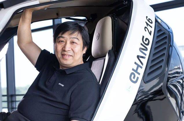 216 자율주행 드론에 탑승한 후화즈 이항 창업자 겸 CEO. ⓒ 이항 홈페이지 캡처