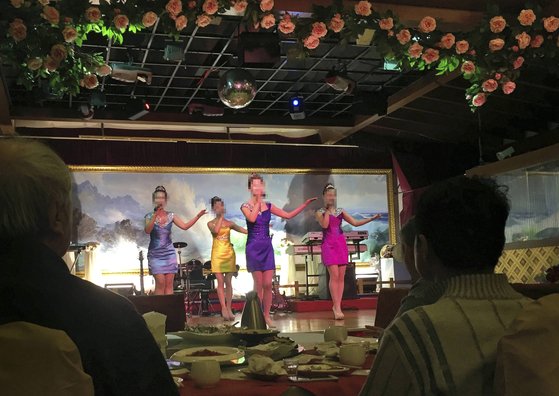 중국의 한 북한식당에서 종업원들이 공연을 하고 있다. AP=연합뉴스