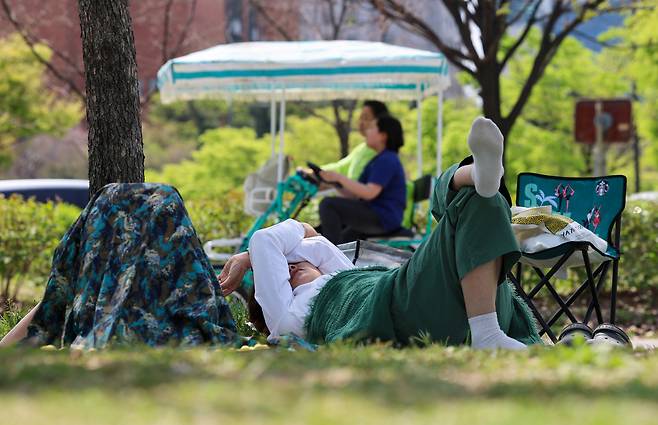 서울 한낮 기온이 29도까지 오르며 초여름 날씨를 보인 14일 오후 시민들이 서울 영등포구 여의도한강공원 나무 그늘아래에서 쉬고 있다. [연합]