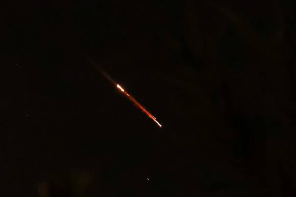 14일(이하 현지시간) 이란이 날린 드론으로 보이는 물체가 이스라엘 예루살렘 상공에서 확인됐다. 로이터 연합뉴스