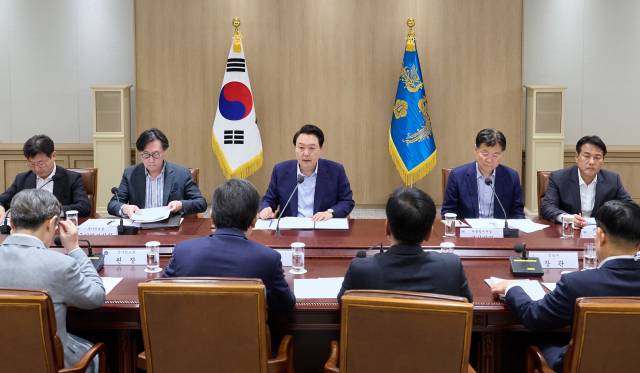 윤석열 대통령이 14일 서울 용산 대통령실 청사에서 개최한 '중동 사태에 따른 긴급 경제·안보 회의'에서 모두발언을 하고 있다. 윤 대통령은 이날 "경제·안보 리스크 요인을 철저히 점검해 어떤 상황이 전개되더라도 신속하고 효과적으로 대응하라"고 당부했다. 연합뉴스
