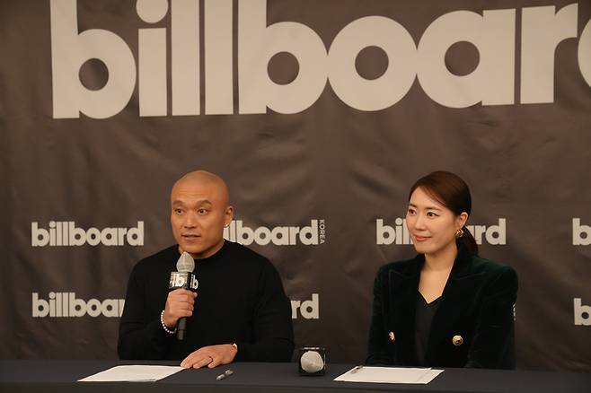 (좌측부터) 마이크 반 미국 빌보드 CEO, 김유나 빌보드 코리아 대표가 16일 서울 강남구 조선팰리스에서 열린 기자간담회에서 기자들의 질문에 답하고 있다. 사진 | 빌보드