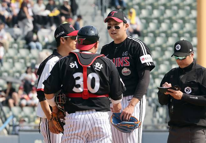 14일 오후 서울 잠실야구장에서 열린 프로야구 LG 와 두산 경기. LG 선발 손주영이 3회 1사 1,2루 위기에 빠지자 김경태 코치가 마운드를 방문 진정시키고있다. 잠실=정시종 기자 capa@edaily.co.kr /2024.04.14.
