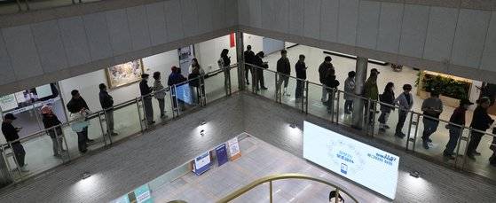 제22대 총선 사전투표 첫날인 5일 소중한 한표를 행사하려는 유권자들이 부산 연제구청 2층 대강당에 마련된 사전투표소 앞에 줄서서 차례를 기다리고 있다. 송봉근 기자. 2024.04.05.