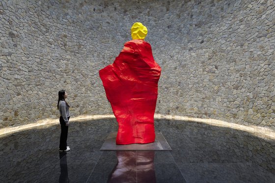 뮤지엄 산 백남준관에 설치된 우고 론디노네의 '노란색과 빨간색 수도승'(2021), painted bronze, 400x213x 140.8cm. [뮤지엄산]