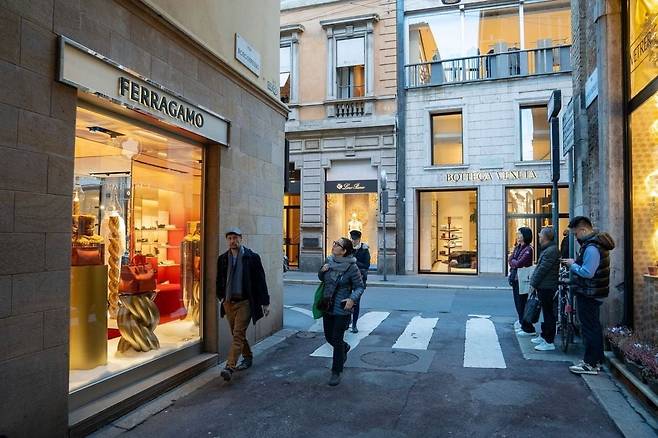 구찌와 생로랑의 오너인 케링그룹이 이탈리아 밀라노의 몬테나폴레오네 거리에 매입한 건물. 사진=NYT 캡처