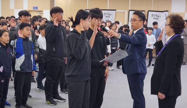 15일 용인 미르스타디움 대연회장에서 열린 2024 경기도교육감기 육상대회 개회식서 남녀 선수 대표가 김송미 부교육감에게 선수대표 선서를 하고 있다. 황선학기자