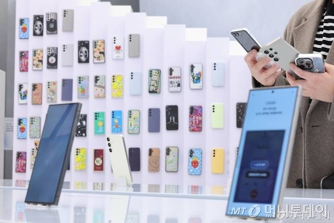 서울 강남구 삼성 강남 스토어에서 고객들이 최초의 온디바이스 AI폰 삼성전자의 갤럭시S24 시리즈를 살펴보고 있다. /사진=뉴스1