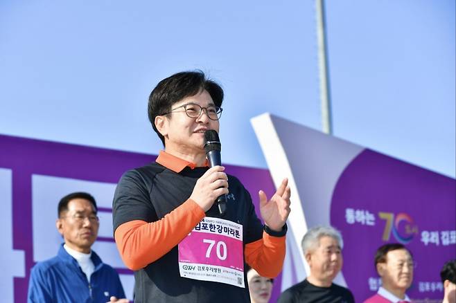 김병수 시장이 지난 14일 김포한강마라톤대회에서 대회사를 하고 있다./사진제공=김포시