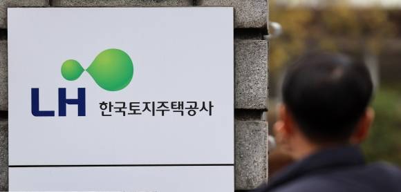 LH 혁신 및 건설 카르텔 혁파방안은? - 국토교통부는 12일 ‘LH 혁신 및 건설 카르텔 혁파 방안’을 발표했다. 사진은 이날 서울 강남구 한국토지주택공사(LH) 서울지역본부. 2023.12.12 연합뉴스