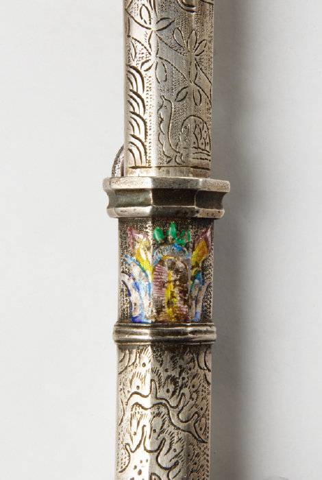 금속 표면에 유약을 발라 부식 방지와 색채 효과를 낸 은장도.