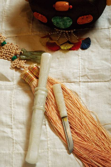 깨지기 쉬운 옥을 정교하게 조각해 만든 은장도. 15.5x11