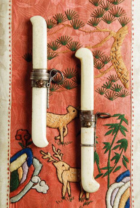 상아로 만든 을자형 상아장도. (왼쪽)11.5x10.2 (오른쪽)12.7x11.1