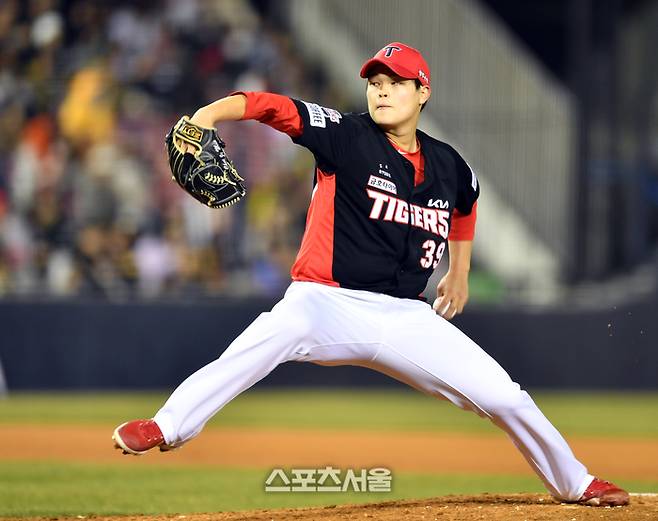 KIA 최지민이 29일 잠실구장에서 열린 2024프로야구 두산베어스와 KIA타이거즈의 시즌 첫 대결 7회말 등판하고 있다. 2024.03.29. 잠실 | 강영조기자 kanjo@sportsseoul.com