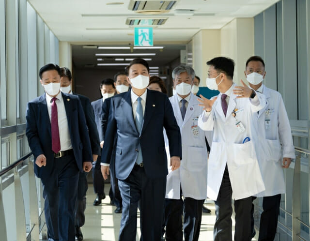 지난달 18일 서울아산병원을 방문한 윤석열 대통령의 모습 (사진=대통령실)