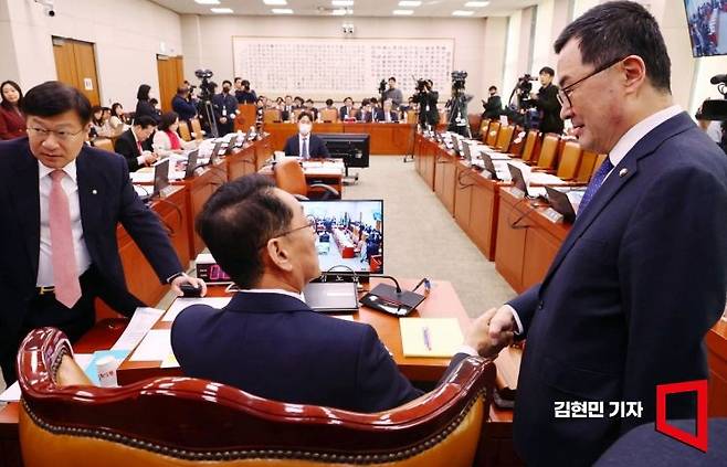 김도읍 국회 법제사법위원장(가운데)과 정점식 여당 간사(왼쪽), 소병철 야당 간사가 지난해 12월7일 국회에서 열린 법제사법위원회 전체회의에서 대화하고 있다. [사진=김현민 기자]