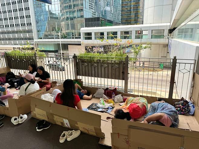지난 14일 오전 홍콩 센트럴 역 앞에는 휴일을 보내기 위해 거리로 나온 필리핀과 인도네시아에서 온 가정부들이 모여 있었다. /홍콩=김효선 기자