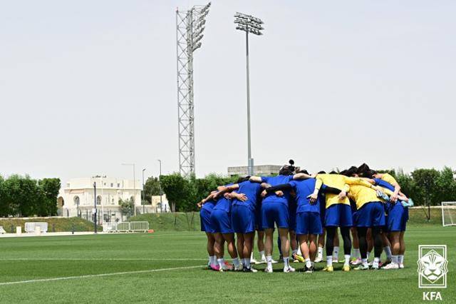 황선홍호가 12일(현지시간) 카타르 도하 트랜스미터 스타디움 훈련장에서 결의를 다지고 있다. 대한축구협회 제공