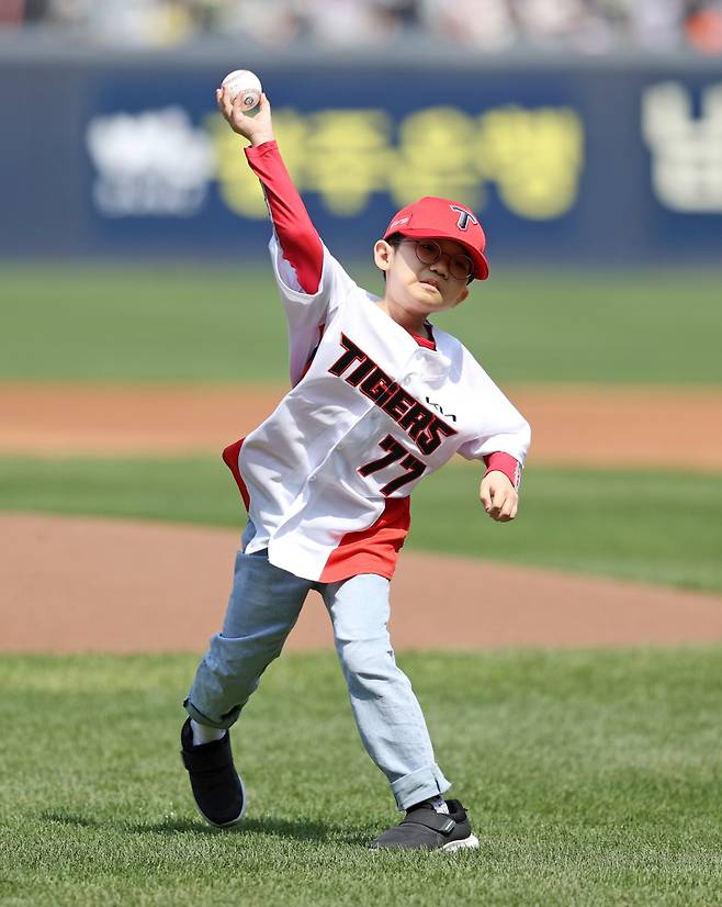 10일 광주 KIA-LG전 시구자로 나선 전하준 군. KIA 타이거즈 제공