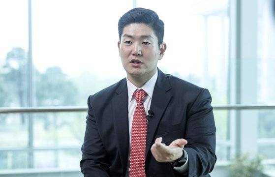 국민의힘 김재섭(서울 도봉갑) 국회의원 당선인이 15일 서울 여의도 국회 의원회관에서 중앙일보와 인터뷰하고 있다. 김성룡 기자