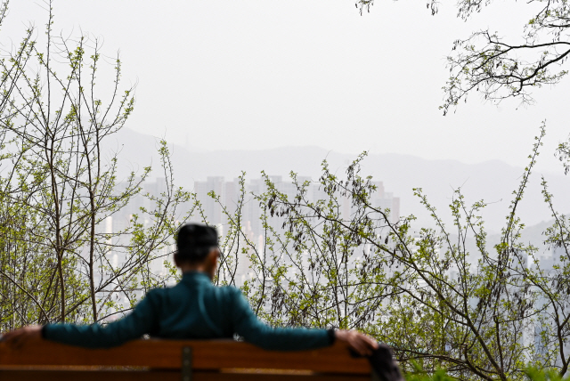 ▲ 도내 대부분 지역에서 미세먼지 농도가 나쁨 수준을 보인 16일 춘천 봉의산에서 바라본 도심이 뿌옇게 보이고 있다. 유희태